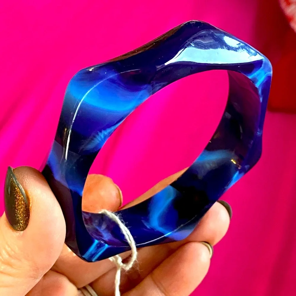 Two VTG lucite bracelets,blue marble geo carved bangle,stretch tile blue pink - Picture 11 of 11